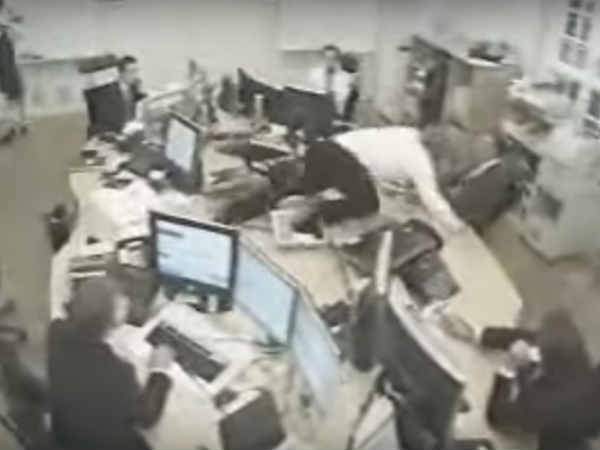 పనిచేసే సమయంలో ఎవరైనా గేమ్స్ అడుతుంటే