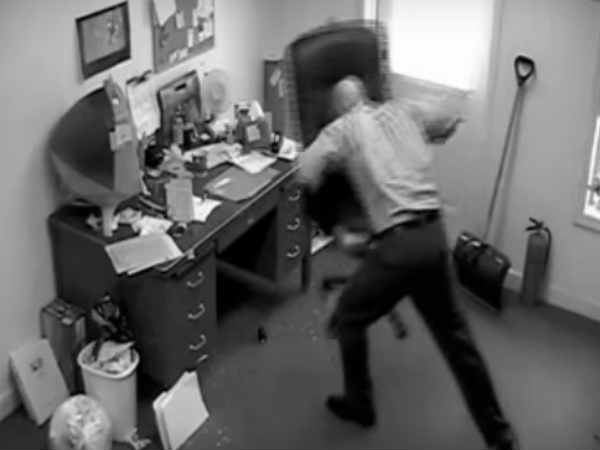 అన్నీ బాగున్నప్పుడు కూర్చున్న కుర్చీ