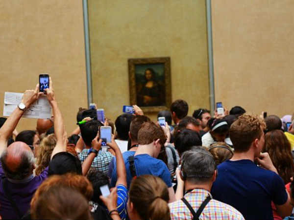 కొన్ని ముఖ్యమైన తేడాలతో కూర్చొని ఉన్నట్లుగా