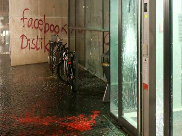 ఫేస్బుక్లో పోస్ట్ చేస్తున్న జాతి వివక్ష వ్యాఖ్యల వల్ల