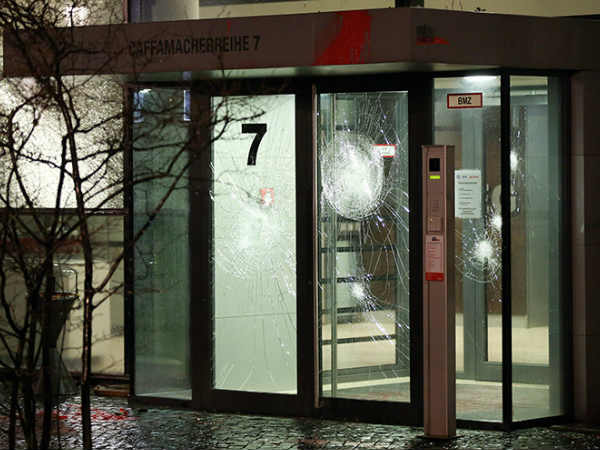 దాడి చేసిన దుండగులు నల్లటి దుస్తులు