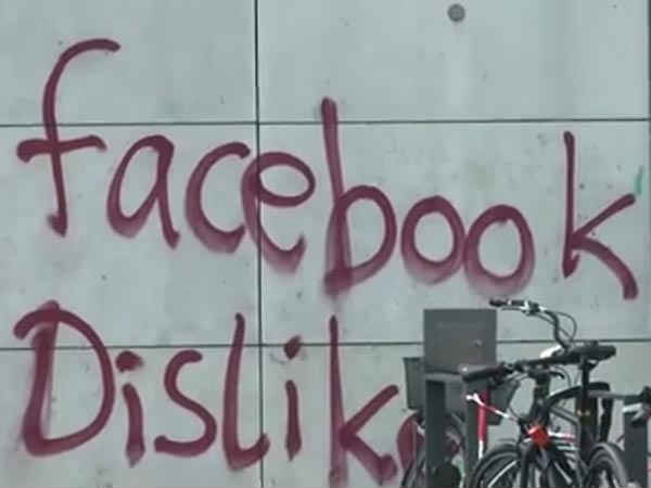 కార్యాలయం ప్రవేశద్వారం వద్ద 'ఫేస్బుక్ డిజ్లైక్