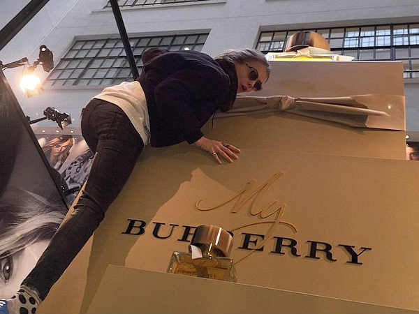 కెండల్ అనే చిన్నది 49.3 మిలియన్ పాలోవర్స్ ను