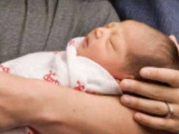 తన కూతురు చిరునవ్వులను చూడండి