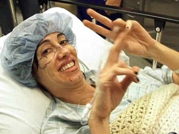 ఐ ఫోన్ తో క్లినిక్ లకు వస్తున్న సదరు యువతీ యువకులు