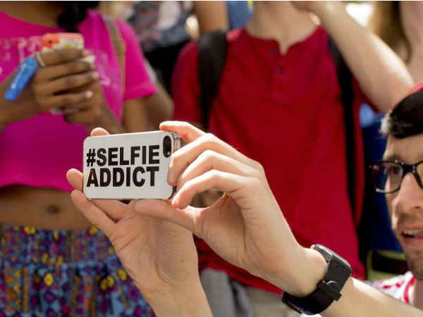 సెల్ఫీకోసం ఫేస్‌ షేపులు మార్చేసే వారు అమెరికాలో 