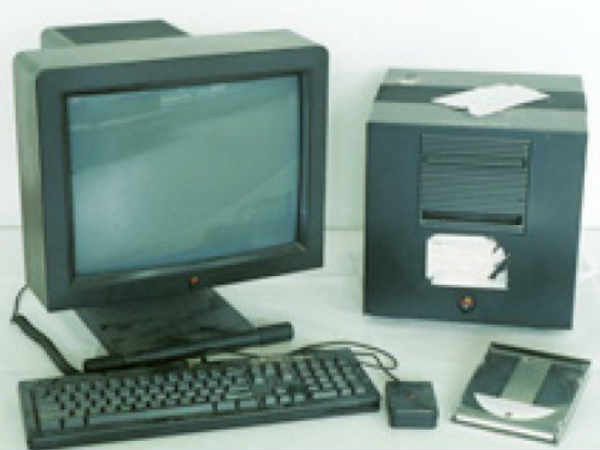  సెర్న్ ఫిజిక్స్ లేబొరేటరీకి చెందిన భౌతికశాస్త్రవేత్తలు