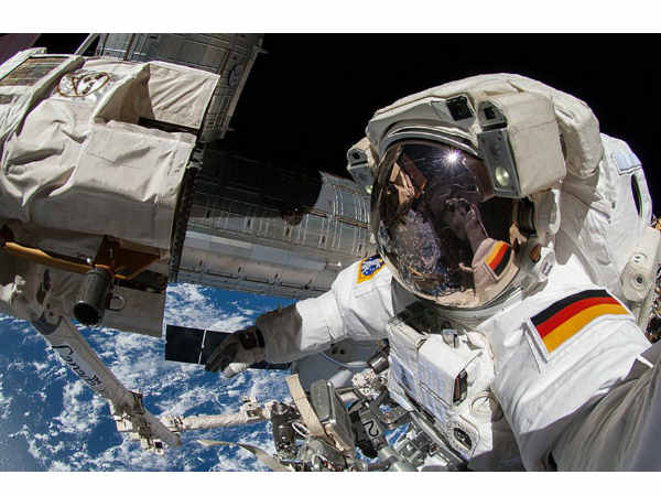 ఆకాశ దేశాన పయనిస్తూ సెల్ఫీ