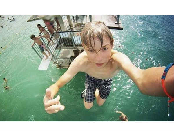 ఎంతో ఎత్తు నుంచి ఓ పిల్లవాడు సెల్ఫీ