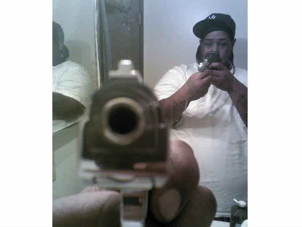 బొమ్మ తుఫాకితో సెల్పీ దిగుదామని ప్రయత్నించి