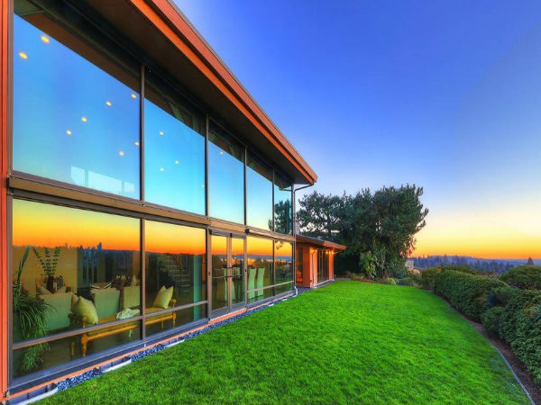 కిటీకిలనుంచి బయటి ప్రపంచాన్ని చూస్తే