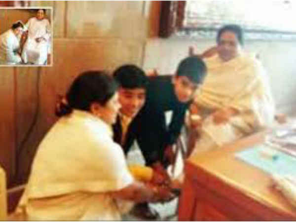 తన కాళ్లను పట్టుకుంటూ సంగీత, ఆమె పిల్లలు