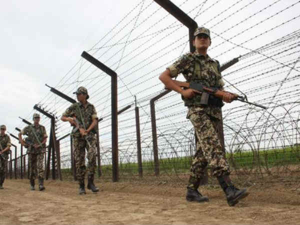 దీంతో టెర్రరిస్టులు వచ్చిన విషయాన్ని అధికారులు