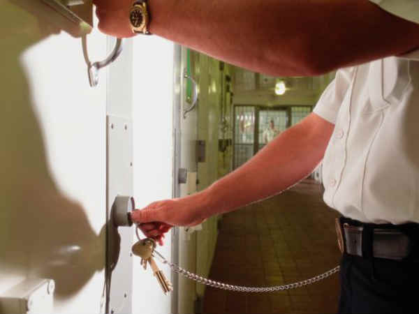 ఇదిలా ఉంటే జైళ్లలో సామాజికి మీడియా వెబ్‌సైట్లు 