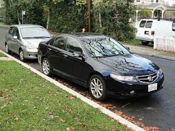 అతిపెద్ద కార్లను ఎక్కడ పడితే అక్కడ పార్క్ చేసి