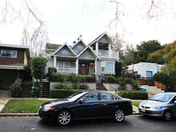 మార్క్ జుకర్ బర్గ్‌పై ఇరుగు పొరుగులు 