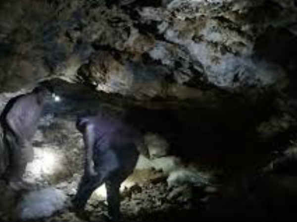 భూగర్భ సొరంగాల్లో ఈ మైనర్లు బేసిక్ టూల్స్ ను