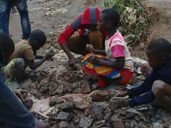 సొరంగాల్లో మిగిలిపోయిన రాళ్ళు, కోబాల్ట్ ను