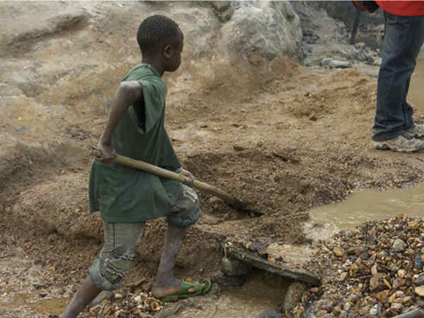 ఏది ఏమైనా బాల కార్మికులు మాత్రం చీకటి గనుల్లో 