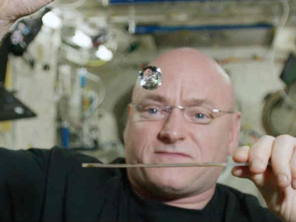 వాటర్ బాటిల్‌లోంచి నీటిని బయటకు పంపడంతోనే