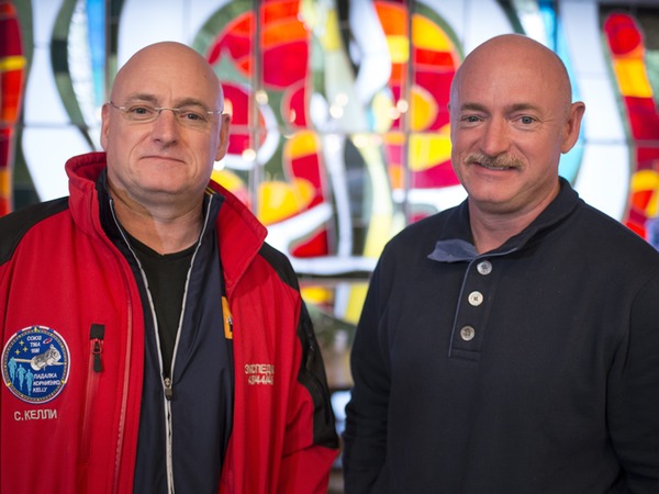 స్కాట్ కెల్లీ తో పాటు.. అతని కవల సోదరుడు మార్క్ కెల్లీ