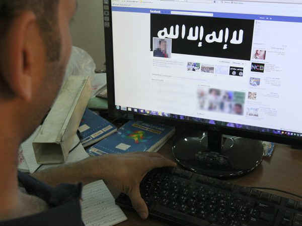 ఐఎస్‌కు అనుకూలంగా ఉన్న వ్యక్తులను ట్విట్టర్‌, ఫేస్‌బుక్‌లలో