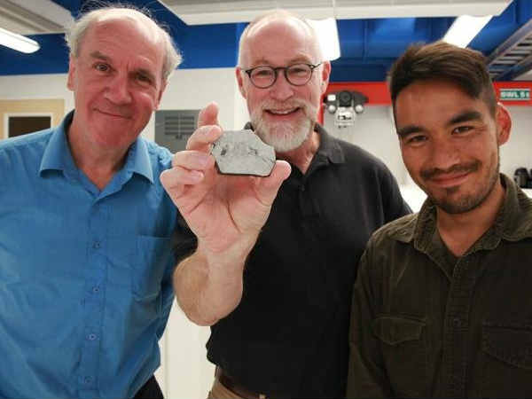 థియాకు భూమి 45 డిగ్రీల కోణంలో పార్శ్వంగా