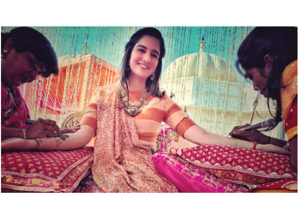 ఏకంగా పెళ్లి వీడియో.. సెల్‌ఫోన్లోనా! 