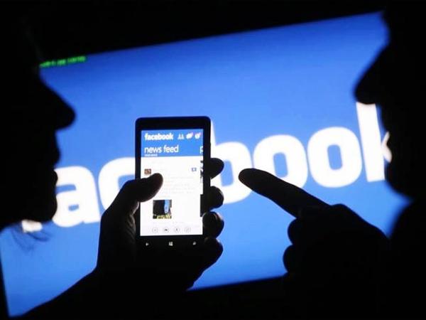 స్మార్ట్‌ఫోన్లతో బహిరంగ ప్రదేశాల్లో కనిపించే అమ్మాయిల ఫొటోలు