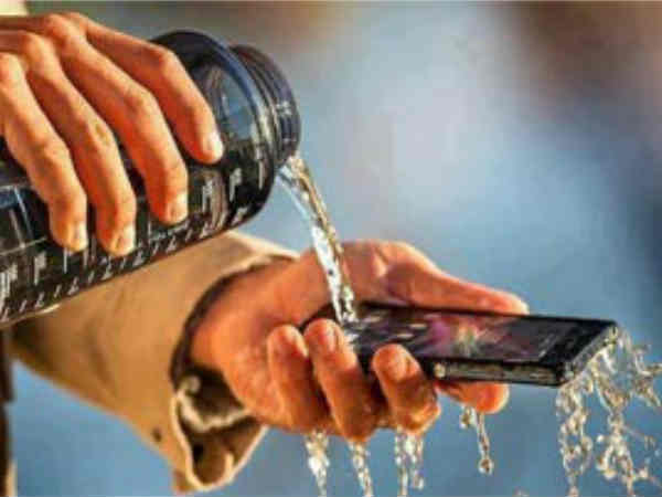 జపాన్ లో 90 శాతం మొబైల్ ఫోన్స్ వాటర్ ఫ్రూప్ ని