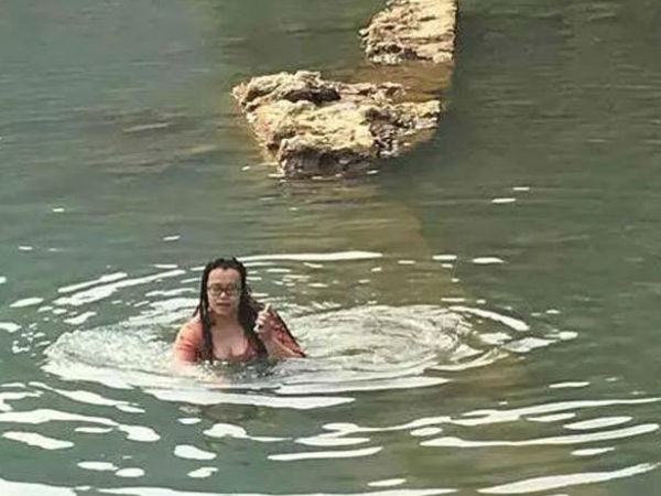 ఐఫోన్ కోసం గడ్డకట్టే నీటిలోకి దూకేసింది