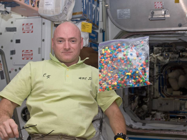 అసలు మనిషి స్పేస్ లో అంతకాలం ఉండగలడా?