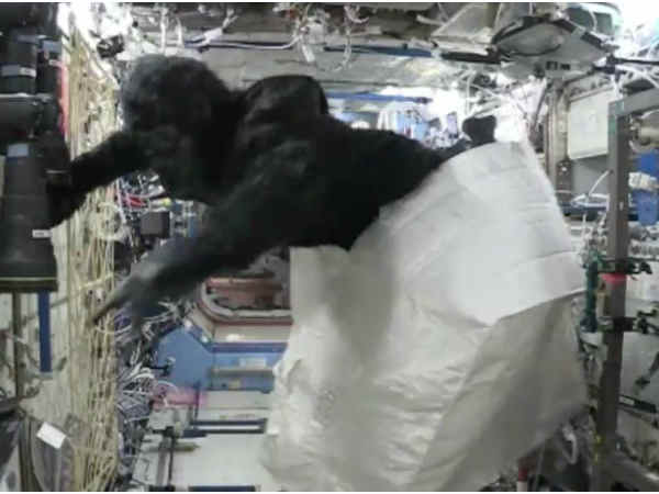 సోయేజ్ క్యాప్సూల్ ద్వారా వ్యోమగాములు