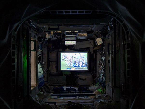 అంతరిక్షంలో 340 రోజులు, అడుగడుగునా అద్భుతాలు