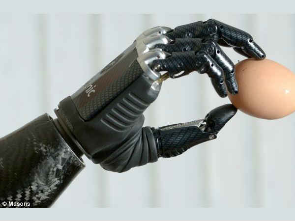  రెడ్ డ్వార్ప్ స్థానంలో రోబోటిక్ చేతులు