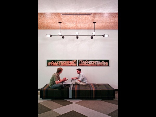 ఆధునిక ఫీచర్లతో  AOL కార్పొరేట్ స్థావరం