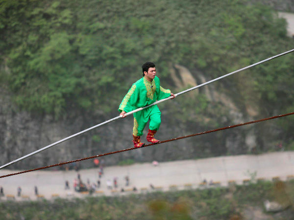 వీళ్లకు ప్రాణలకన్నా సాహసాలే ముఖ్యం