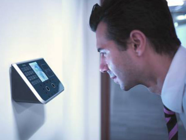 ముఖాలను స్కాన్ చేసే పోలీస్ కార్లు