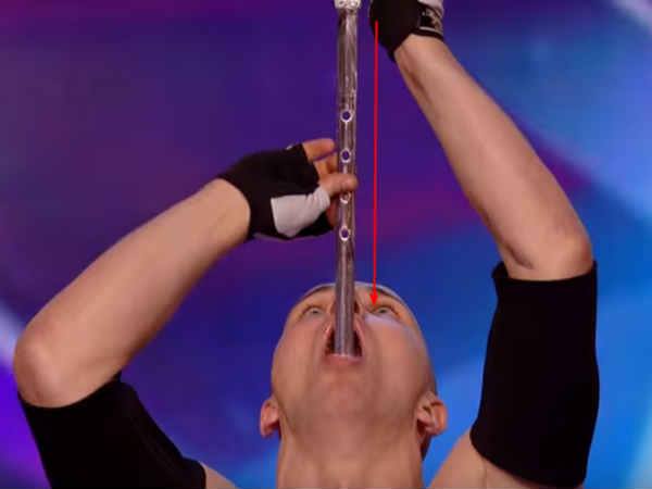 అలెగ్జాండర్ మగాలా సాహసోపేతమైన స్టంట్