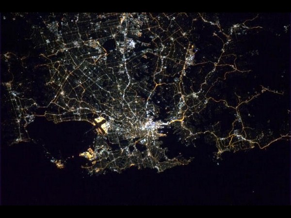 ఆకాశం నుంచి భూమిని చూపించాడు