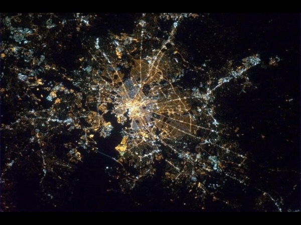 ఆకాశం నుంచి భూమిని చూపించాడు