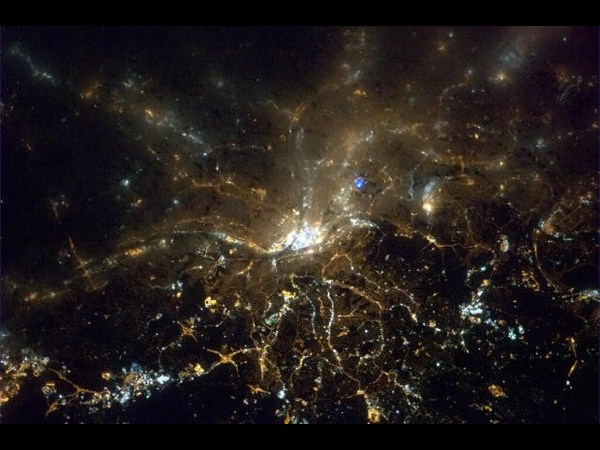 ఆకాశం నుంచి భూమిని చూపించాడు