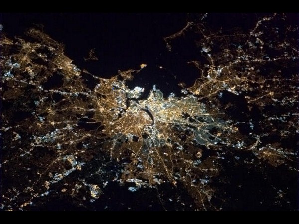 ఆకాశం నుంచి భూమిని చూపించాడు