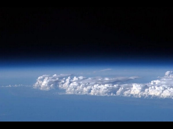 ఆకాశం నుంచి భూమిని చూపించాడు