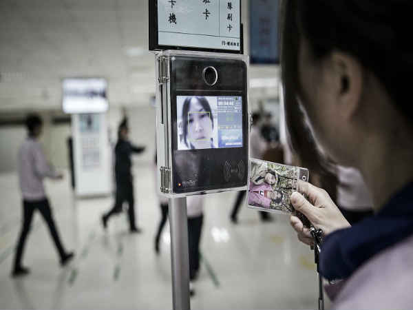 షాకిస్తున్న చైనాలోని ఆపిల్ ఫ్యాక్టరీ చీకటి రహస్యాలు