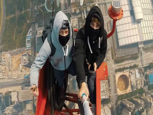 సెల్ఫీ పిచ్చి ప్రాణాలు తీసింది 