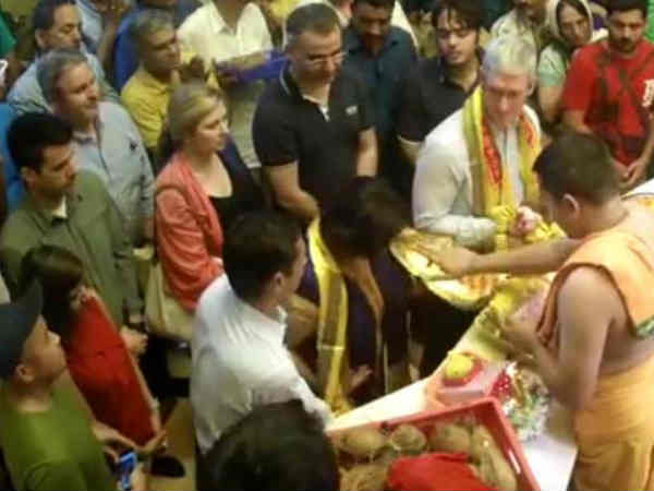 ముంబైలో ఆపిల్ సీఈఓ 