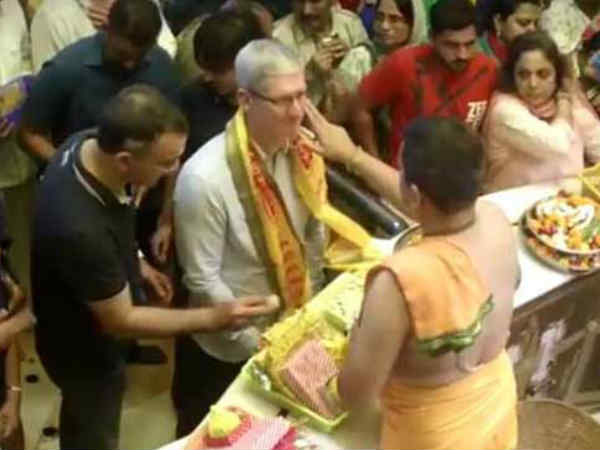 ముంబైలో ఆపిల్ సీఈఓ 