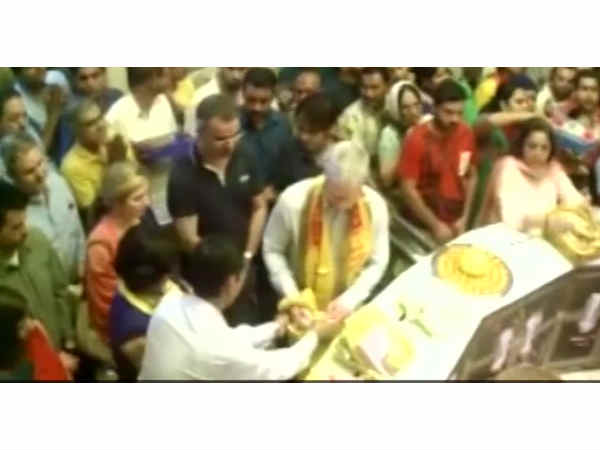 ముంబైలో ఆపిల్ సీఈఓ 