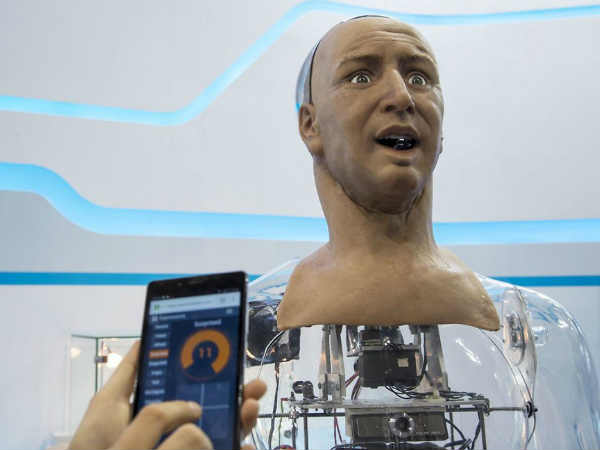 గాల్లో చక్కర్లు కొట్టనున్న రోబో ఈగలు 